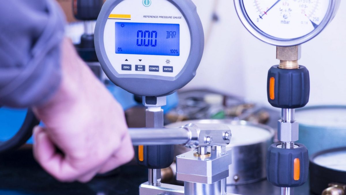 https://aml-instruments.s3.amazonaws.com/uploads/2019/11/Pressure-Calibration-Repair-1-scaled-1200x675.jpg